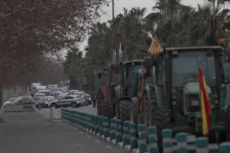Vista general de la ronda norte atascada a causa de la manifestación en Valencia