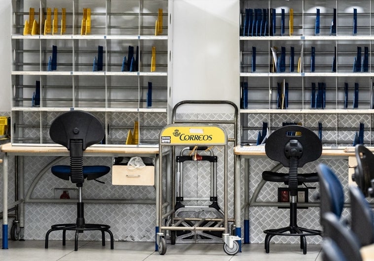 Vista del interior de una oficina de Correos en la Comunidad de Madrid