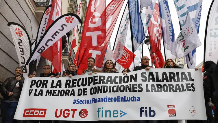 Los sindicatos de la banca se manifiestan para exigir subidas salariales y «compartir» los beneficios récord del sector