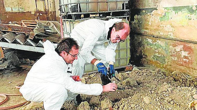 El centro tecnológico Gaiker está aplicando la biorremediación al tratamiento de aguas subterráneas y de suelos contaminados con compuestos orgánicos. Con esta técnica los contaminantes orgánicos son degradados por microorganismos