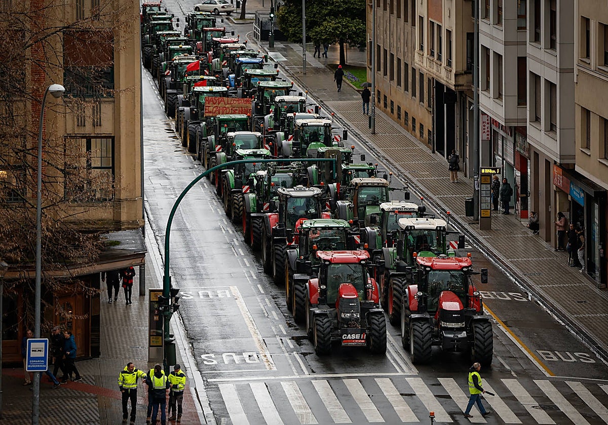 Tractores aparcados durante la noche en el centro de Pamplona // Vídeo: La Guardia Civil disuelve una manifestación de agricultores en la AP-7 (Murcia)
