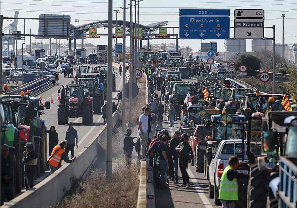 Acceso al Puerto de Tarragona, bloqueado por las protestas