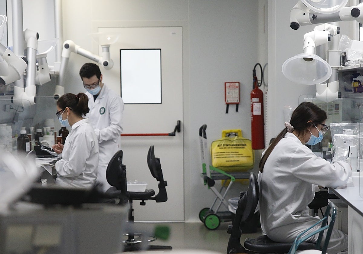 Varios trabajadores en el laboratorio de la fábrica de Reig Jofre (Bsrcelona)
