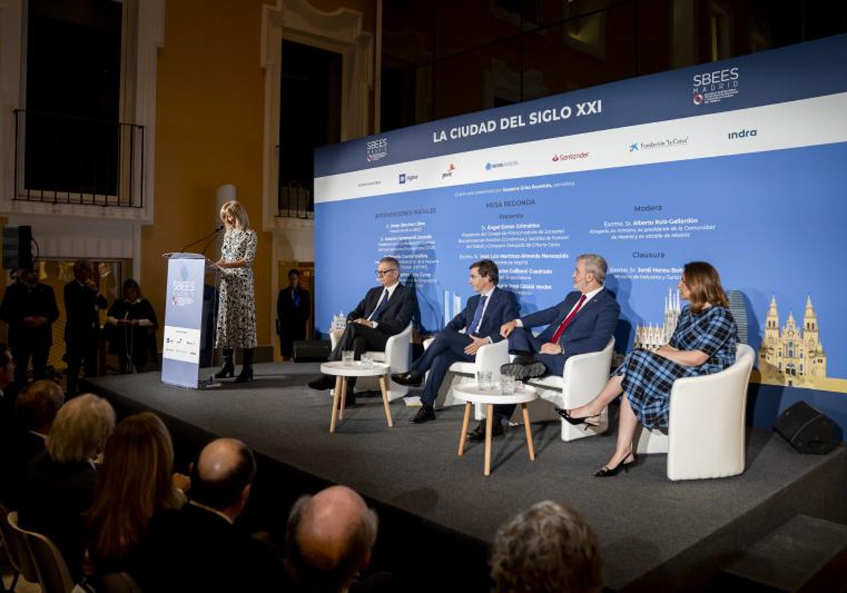 Un momento del acto de inauguración, con los alcaldes de Madrid, Barcelona y Valencia