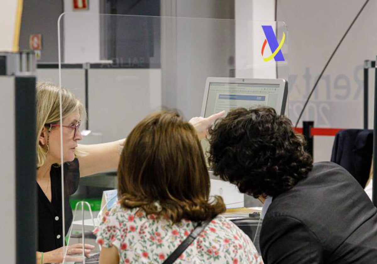 Varias personas son atendidas en la Agencia Tributaria