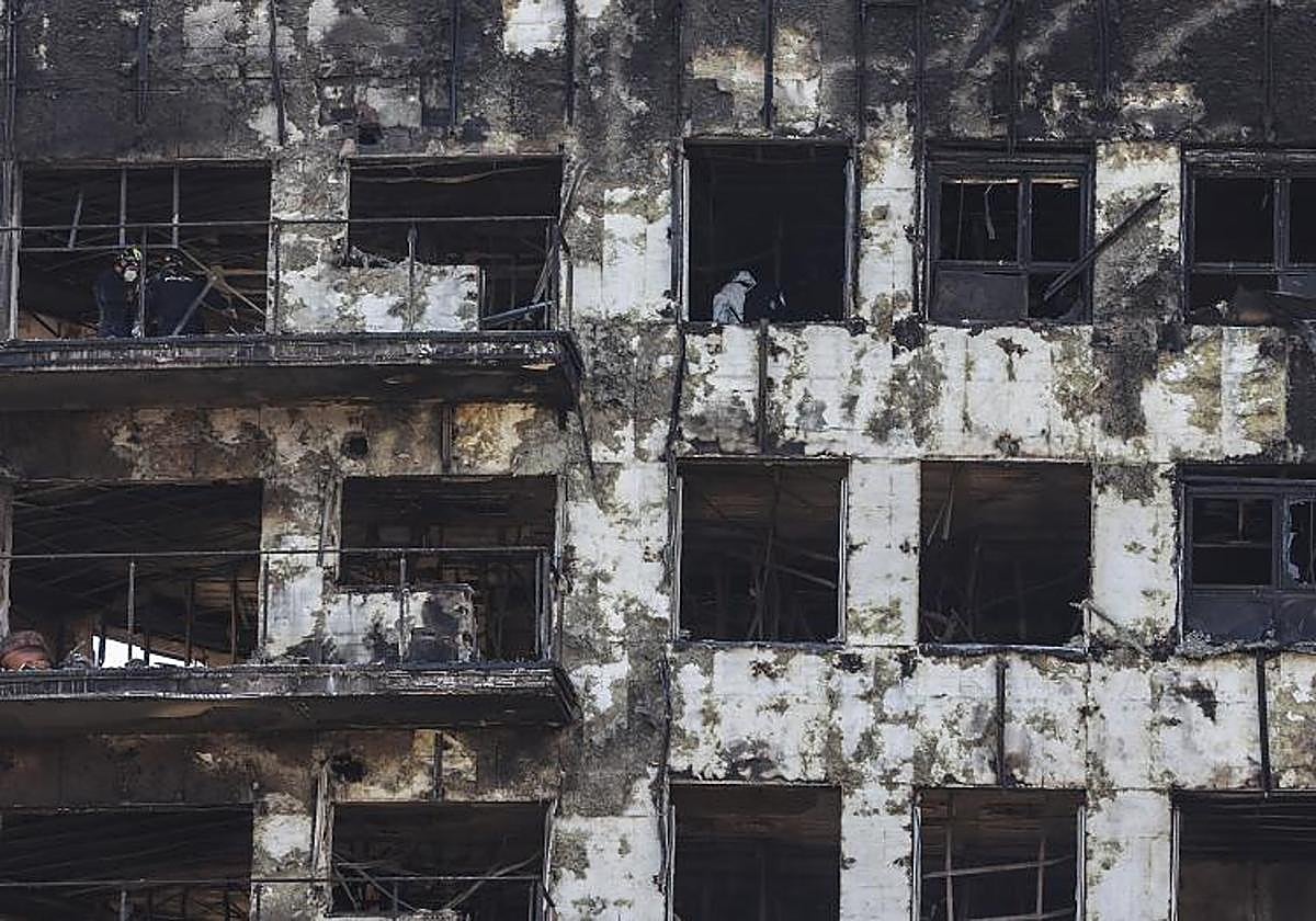 La Policía Científica ha localizado este sábado a un décimo fallecido en el incendio del edificio de Valencia
