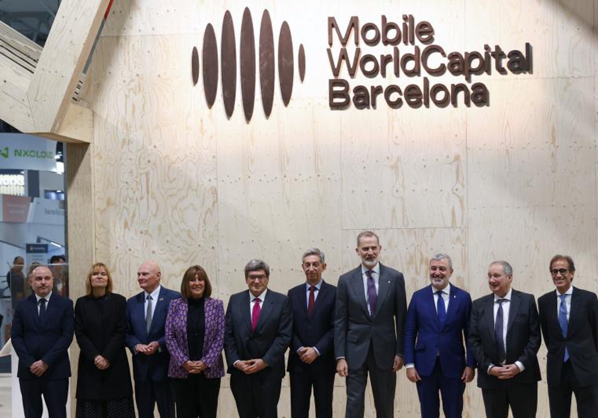 El rey Felipe VI (4d), junto a los ministros de Industria y Turismo, Jordi Hereu (2d), y de Transformación Digital, José Luis Escrivá (5i), entre otros, durante su visita al stand de España en el acto oficial de inauguración del MWC 2024