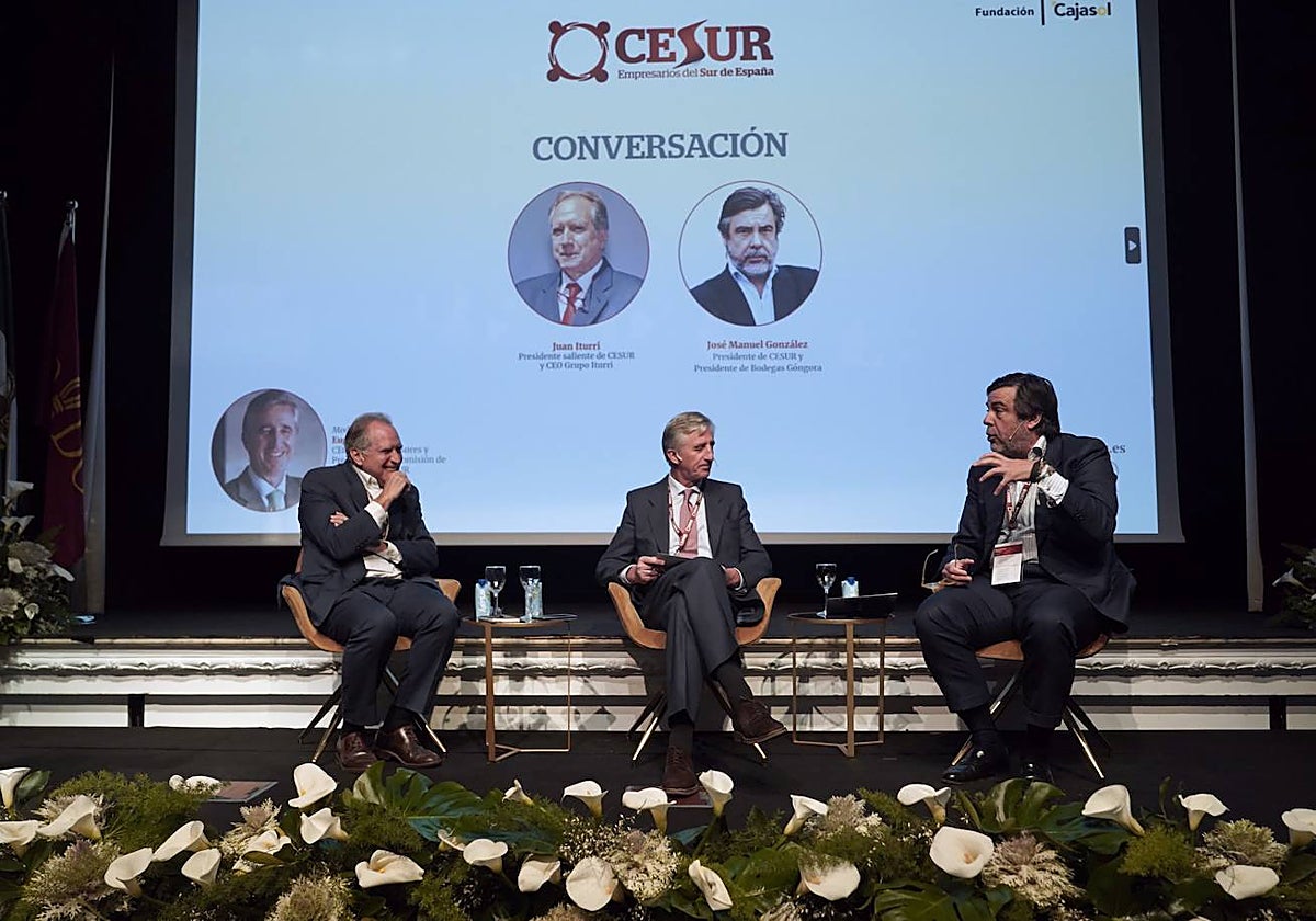 Juan Iturri, presidente saliente de Cesur, y José Manuel González, nuevo presidente