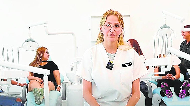Carol Grisales, higienista dental: «La opción semipresencial me pertmite conciliar vida familiar con trabajo y con estudio»