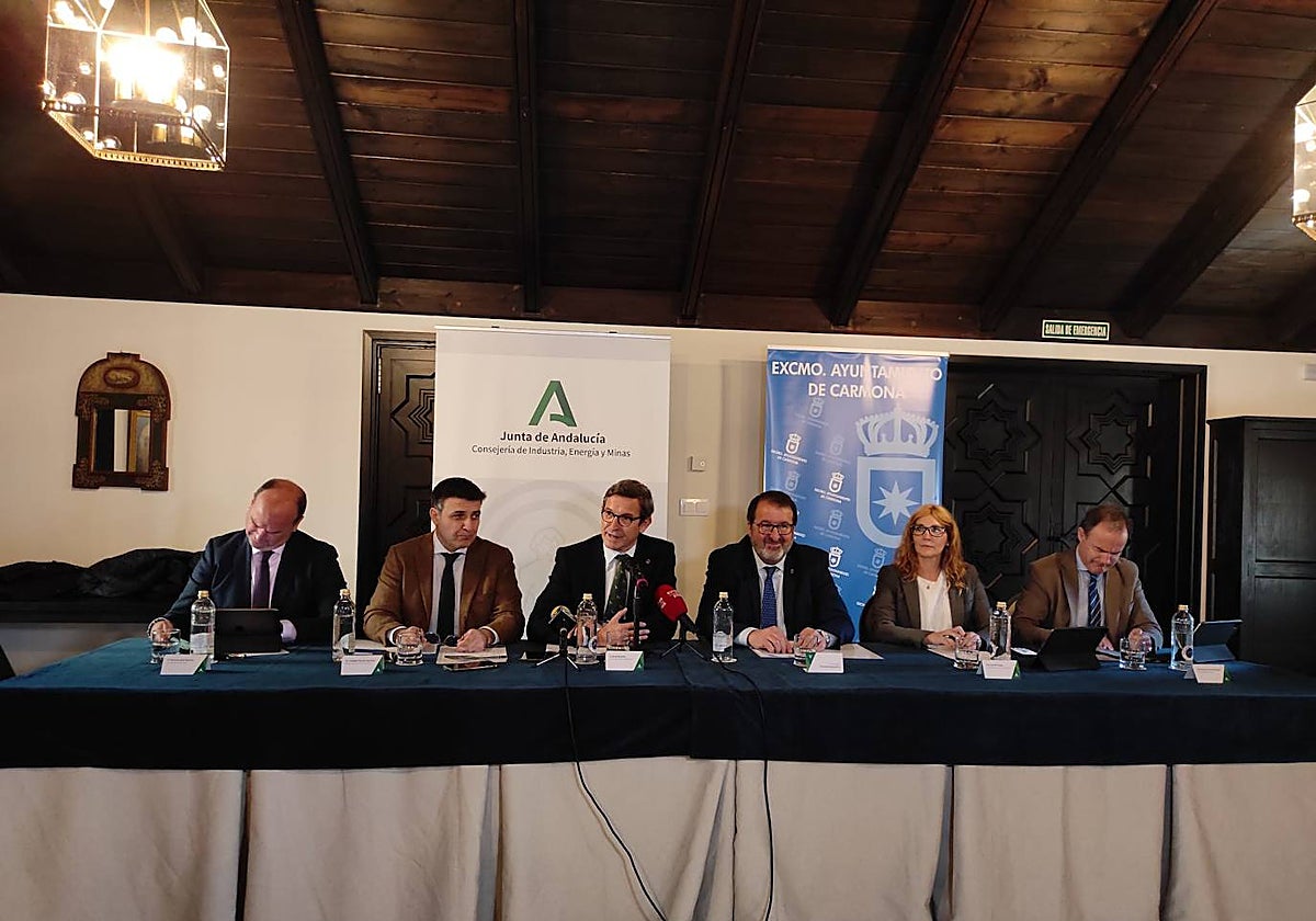 Jorge Paradela, consejero de Industria, Energía y Minas, junto a Juan Ávila, alcalde de Carmona, Cristóbal Sánchez, secretario general de Industria, Ana Vielba, viceconsejera, Manuel Larrasa, secretario general de Energía y Antonio José Ramírez, delegado de la consejería en Sevilla