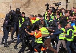 Enfrentamientos con la Policía en la protesta de cientos de agricultores al intentar acceder a las Cortes de Aragón