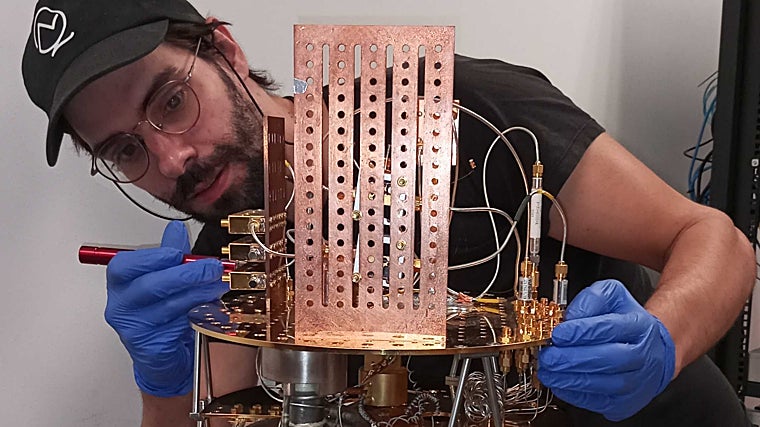 Ingeniero cuántico de Qilimanjaro Quantum Tech en el laboratorio