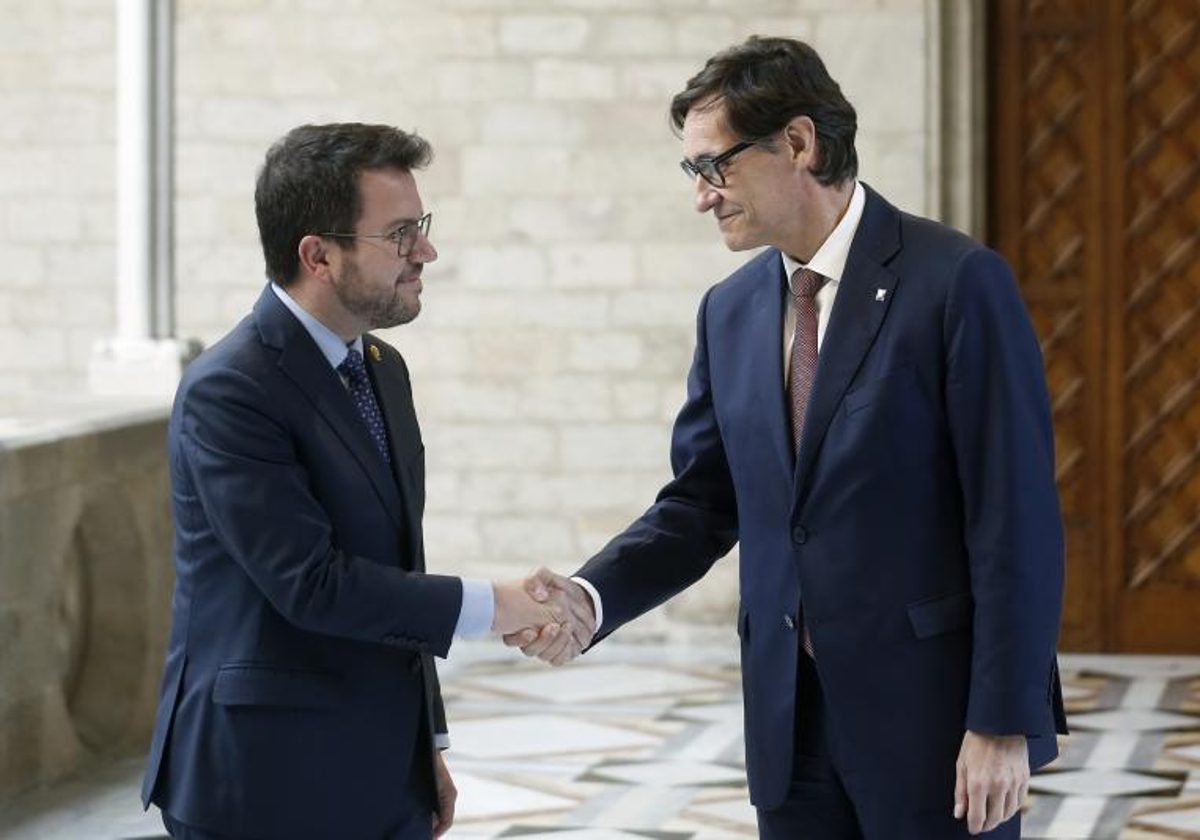 Pere Aragonès, presidente de la Generalitat de Cataluña, y Salvador Illa, líder del PSC, la semana pasada tras firmar el acuerdo para los presupuestos autonómicos de 2024