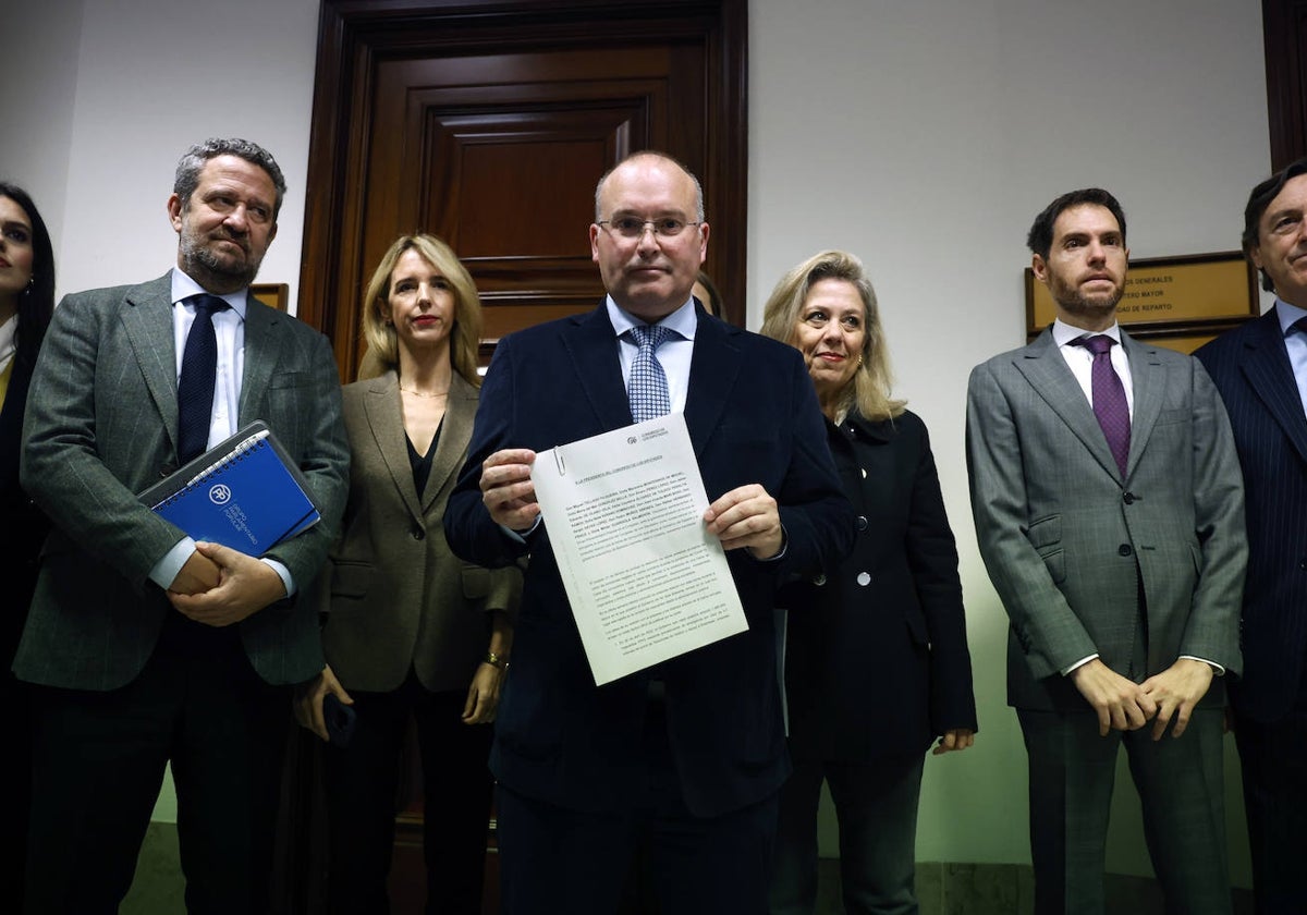 El portavoz del grupo popular en el Congreso, Miguel Tellado (c), posa junto a miembros de su grupo tras presentar en el Registro de la Cámara Baja la petición de dimisión de la presidenta del Congreso, Francina Armengol, por el caso Koldo