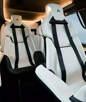 Imagen secundaria 2 - En la primera imagen, Jim Dukhovny, CEO de Alef Aeronautics, presenta el Alef Model A; en la segunda, la aeronave EH216-S, de la china Ehang, la primera del mundo certificada para realizar vuelos comerciales en el gigante asiático; y en la tercera, el interior del eVTOL de AutoFlight, encargado al legendario diseñador de la industria automotriz Frank Stephenson