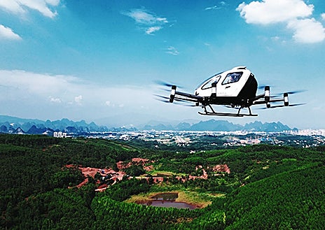 Imagen secundaria 1 - En la primera imagen, Jim Dukhovny, CEO de Alef Aeronautics, presenta el Alef Model A; en la segunda, la aeronave EH216-S, de la china Ehang, la primera del mundo certificada para realizar vuelos comerciales en el gigante asiático; y en la tercera, el interior del eVTOL de AutoFlight, encargado al legendario diseñador de la industria automotriz Frank Stephenson