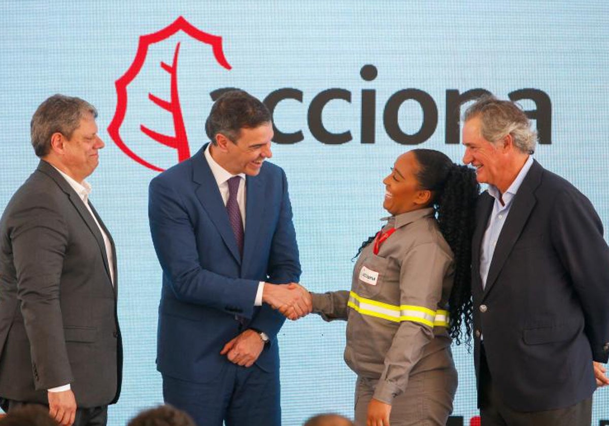 Pedro Sánchez y el presidente de Acciona, José Manuel Entrecanales, a la derecha, visitaron las obras del metro