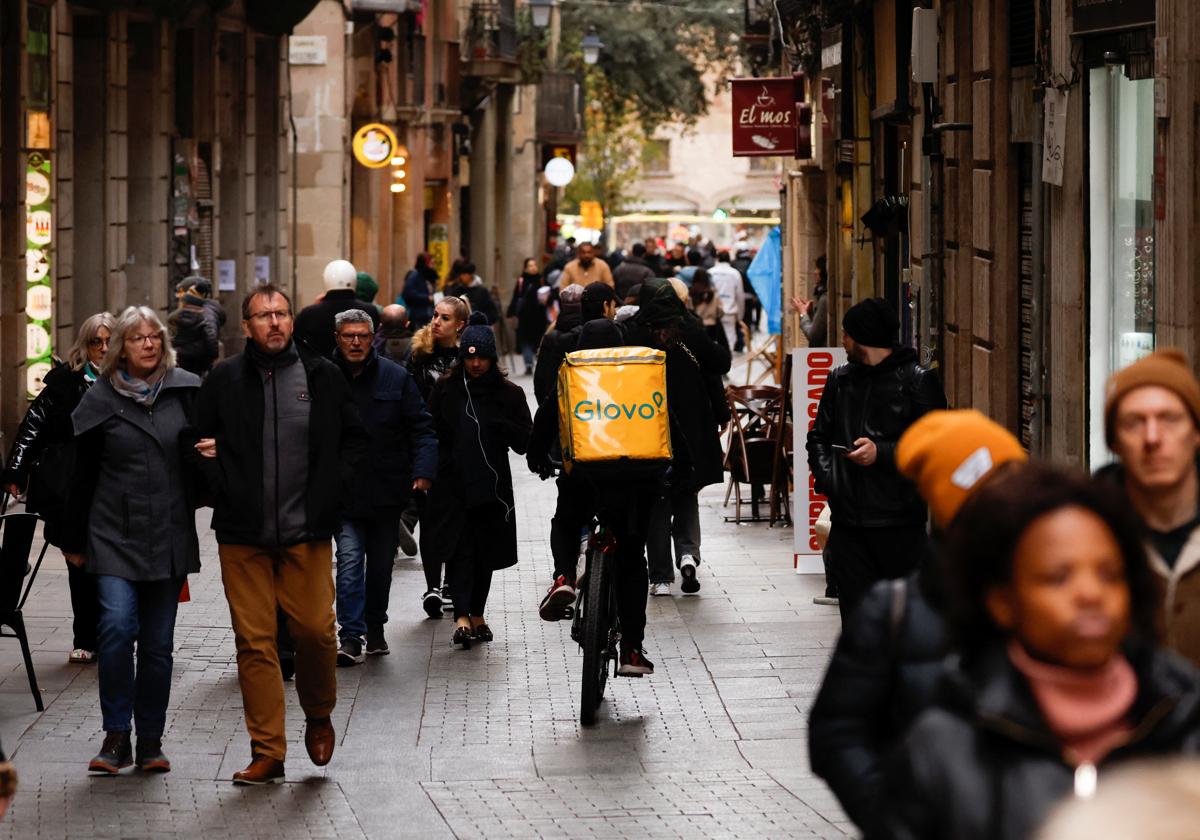 Un 'rider' en una calle peatonal