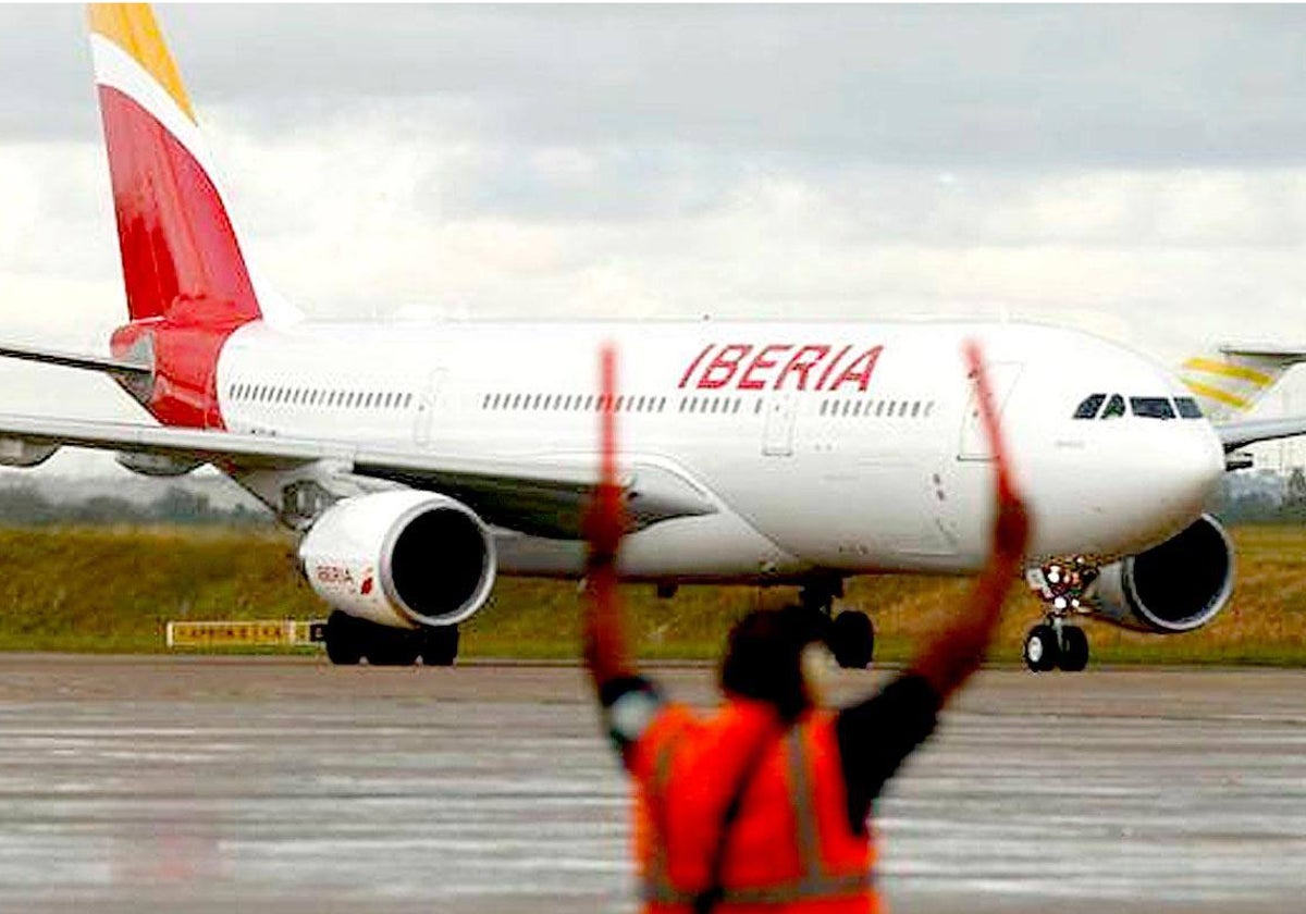 Un avión de Iberia maniobra en la pista