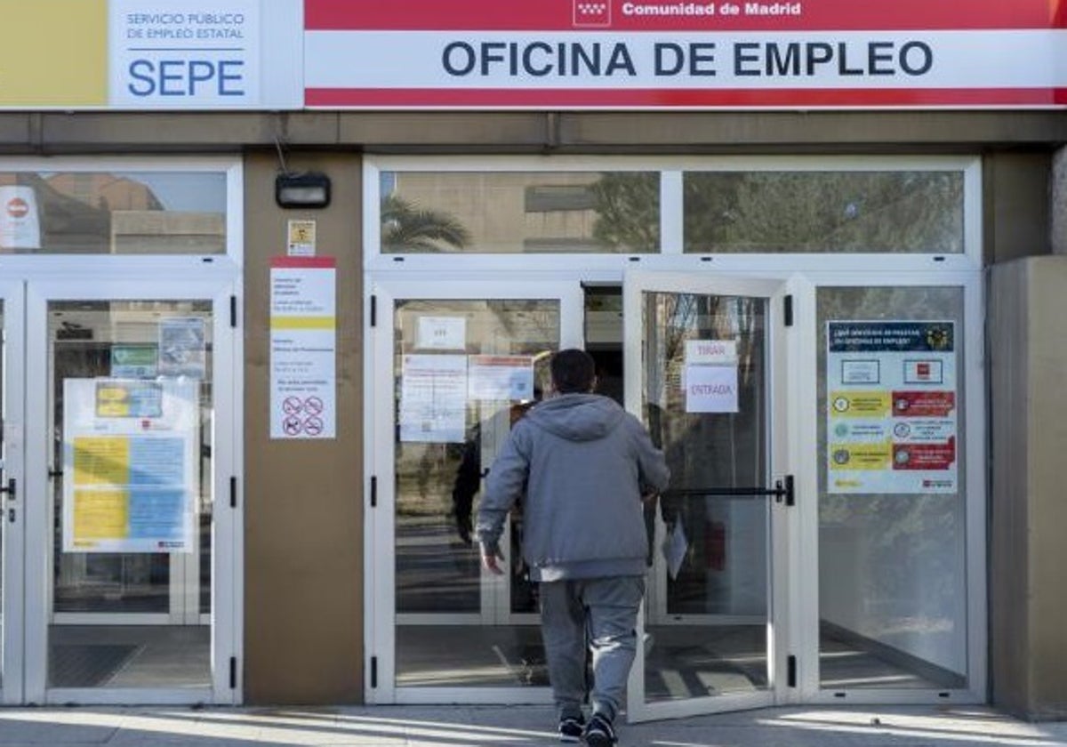 Un hombre entra en la Oficina de Empleo de Moratalaz (Madrid)