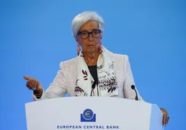 Lagarde vuelve a apuntar a junio para la primera bajada de tipos, aunque no se compromete a una senda de ajuste más allá