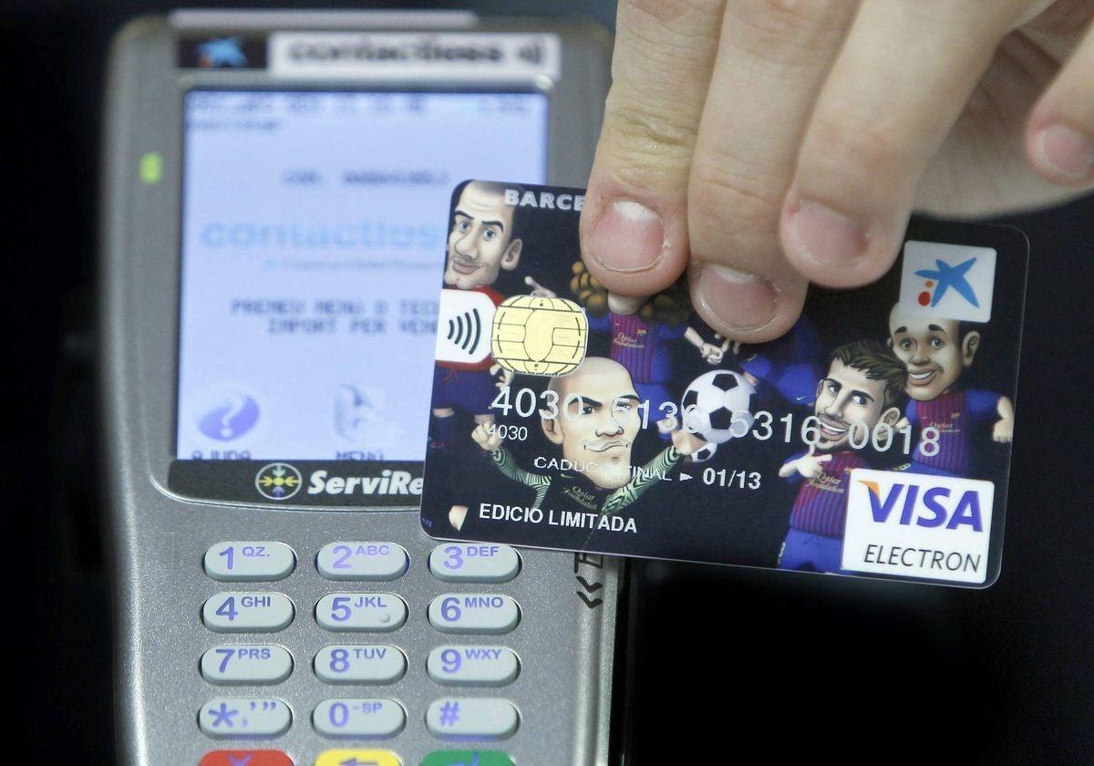 Un usuario paga con tarjeta en un establecimiento