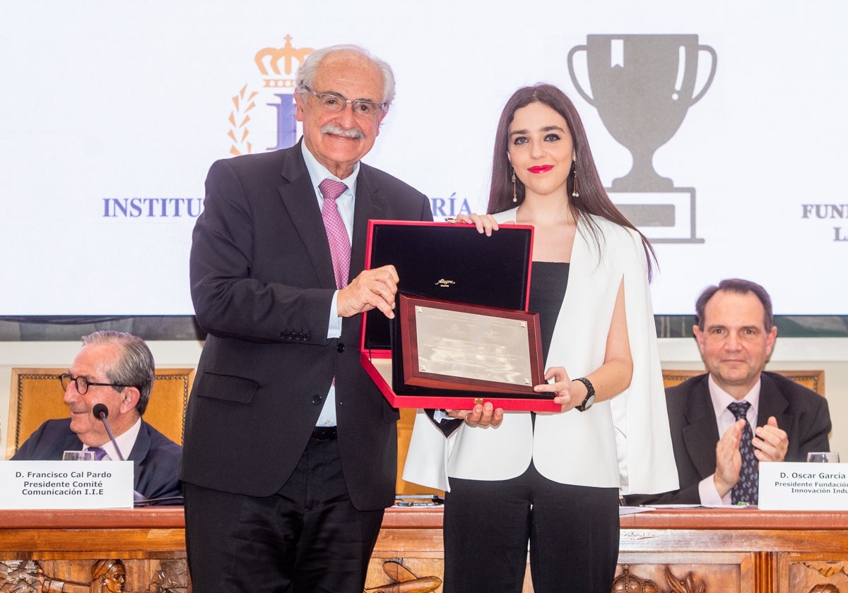 José Trigueros, presidente del Instituto de la Ingeniería de España, entregó el premio a la periodista de ABC