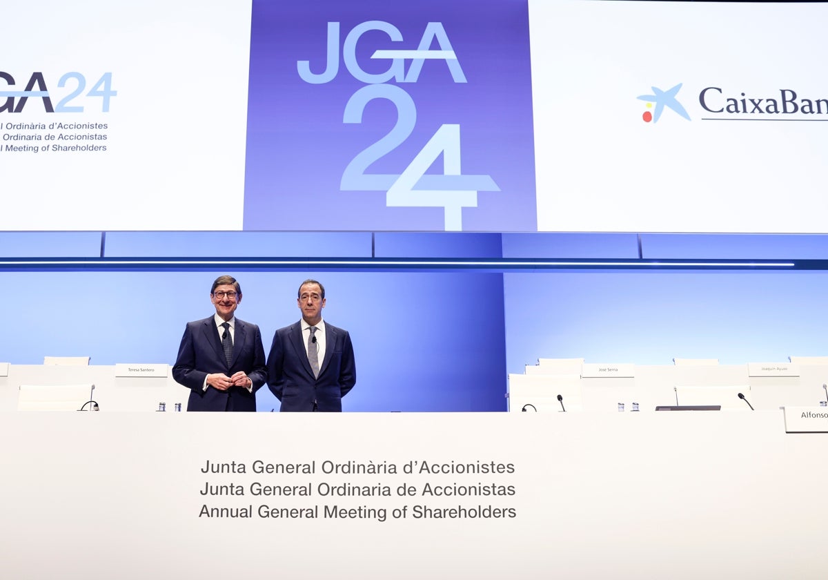 El president de Caixabank, José Ignacio Goirigolzarri (izqda), y el consejero delegado Gonzalo Gortázar, momentos antes del comienzo de la junta