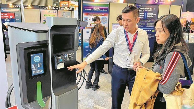 Parquímetros con cámaras y cargador para coches eléctricos