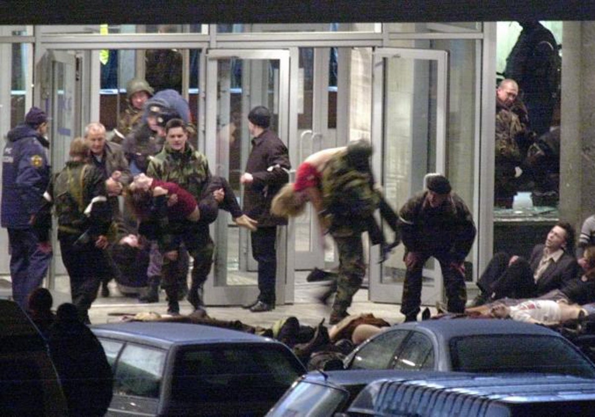 Soldados de las fuerzas especiales llevando rehenes durante el asalto al edificio del teatro capturado por pistoleros chechenos, dejando 117 rehenes y 50 militantes chechenos muertos. Año 2002