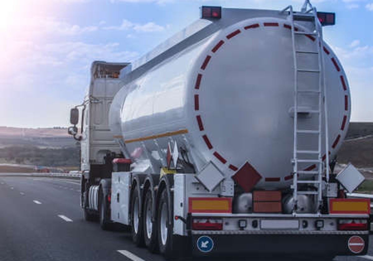 Camión cisterna que transporta carburantes