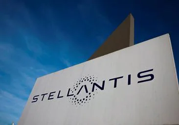 Stellantis obliga a sus empleados a teletrabajar un día concreto y aprovecha para despedir a 400 por videollamada
