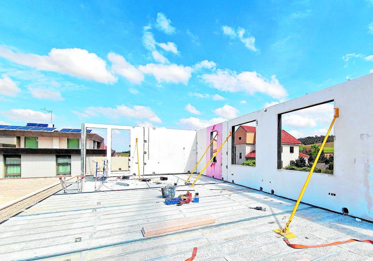 Situado en la localidad madrileña de Camarma de Esteruelas, el proyecto YZ HUB reúne a más de 35 empresas para dar forma, según sus promotores, «a la vivienda que hasta ahora nadie se había atrevido a construir»