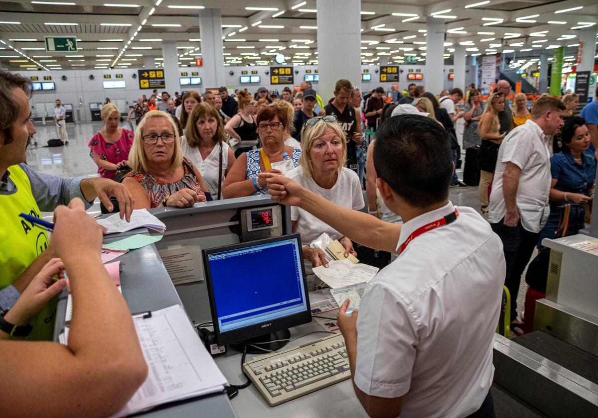 Personas protestan en un mostrador del aeropuerto