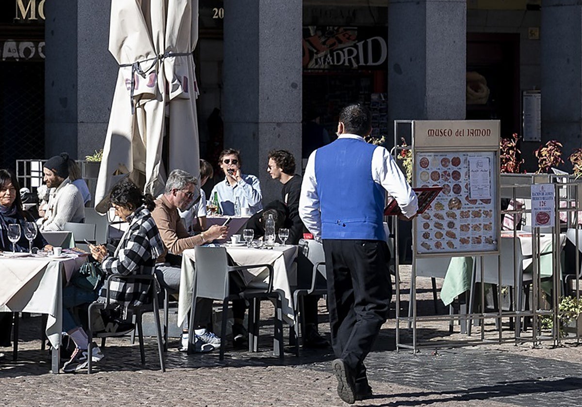 Un trabajador de un restaurante en una terraza de Madrid