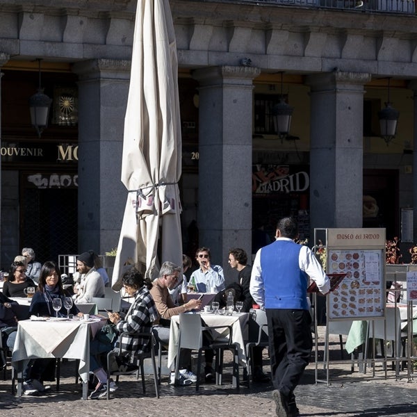 España crea 193.585 empleos por el tirón de la hostelería y supera los 20,9 millones de afiliados