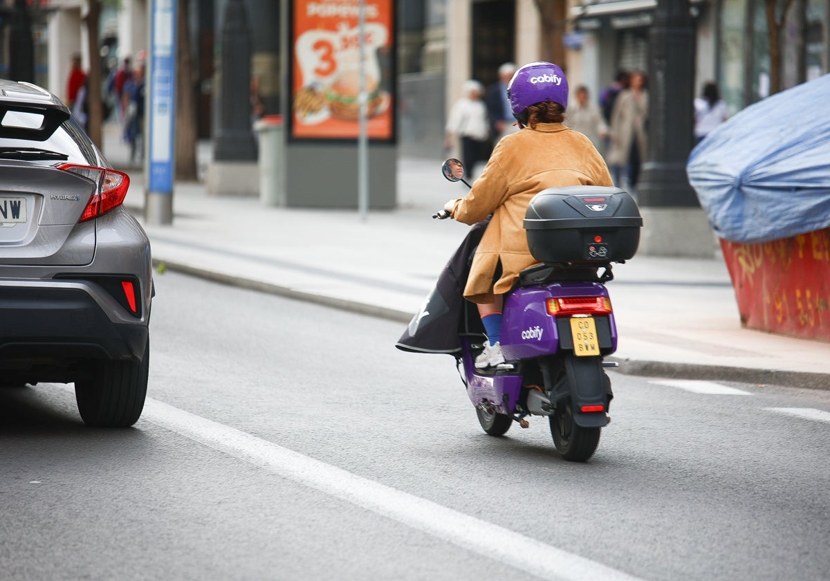 Una usuaria circula por el centro de Madrid gracias al 'motosharing' de Cabify