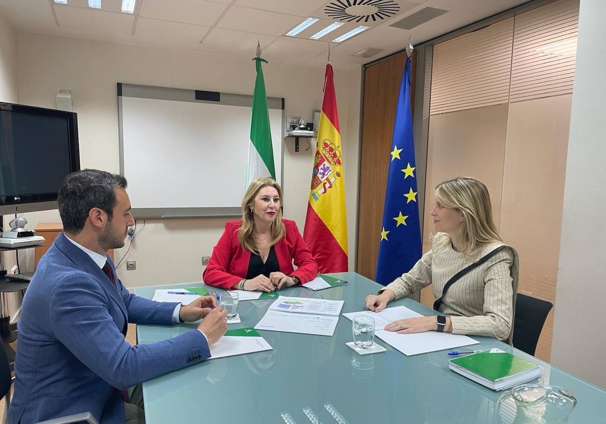 Carolina España, consejera de Economía, Hacienda y Fondos Europeos de la Junta, presenta a la delegada de Andalucía en Madrid, Teresa Astolfi,e las líneas de ayudas de Trade