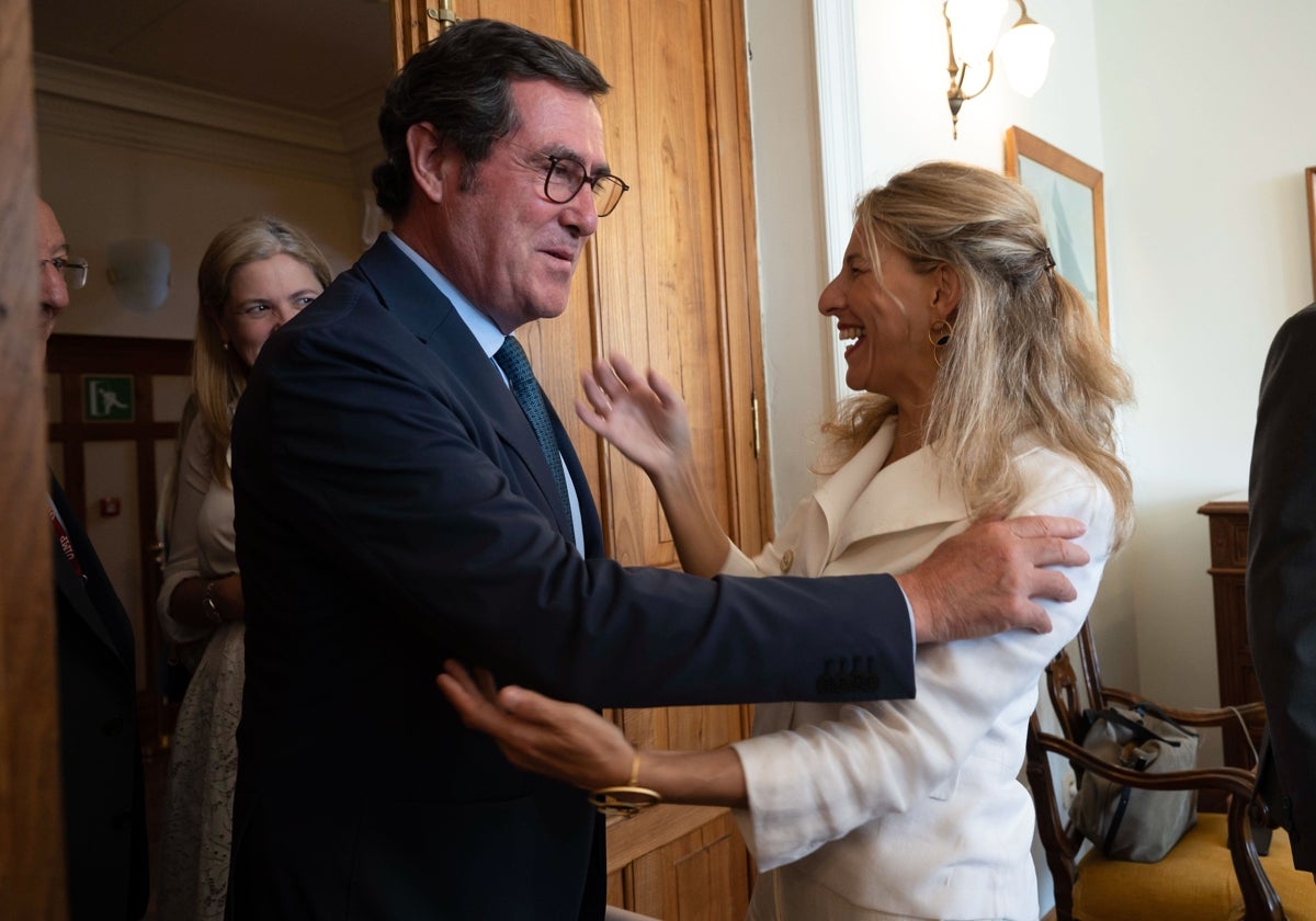 La ministra de Trabajo y Economía Social, Yolanda Díaz , junto al presidente de CEOE, Antonio Garamendi