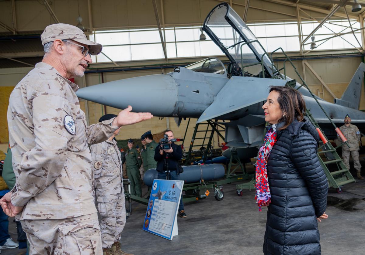 La ministra de Defensa, Margarita Robles conversa con militares de distintas disciplinas durante la visita a la Base Aérea de Morón