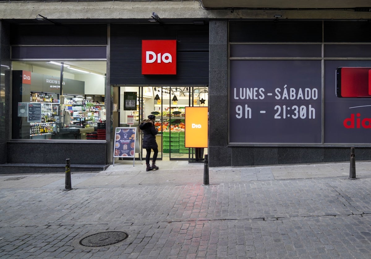 La fachada de un supermercado de Dia