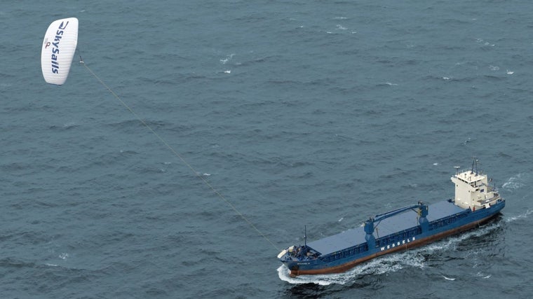 En sus comienzos empresariales, la alemana SkySails probó el sistema AWES en buques. Desarrolló una aplicación industrial capaz de remolcar un buque de 30.000 toneladas y sustituir así 2 MW de potencia de propulsión