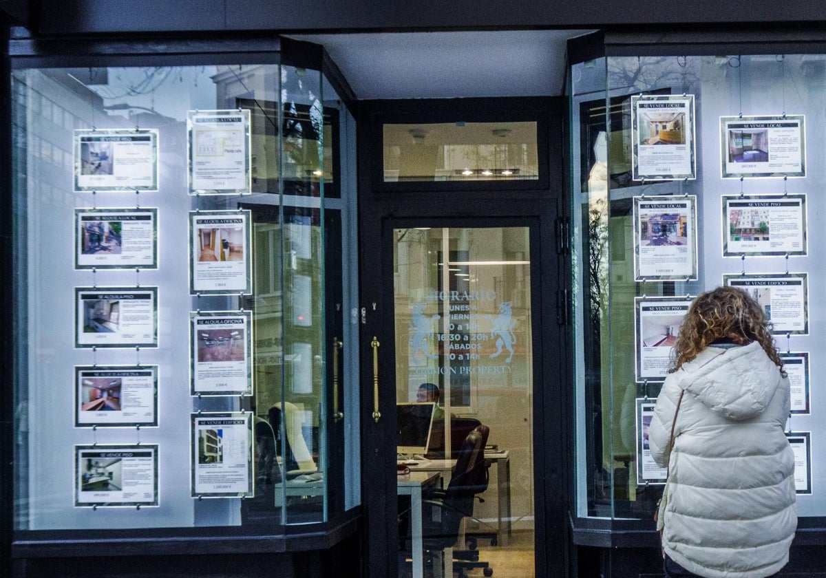 Escaparate de banco anunciado hipotecas