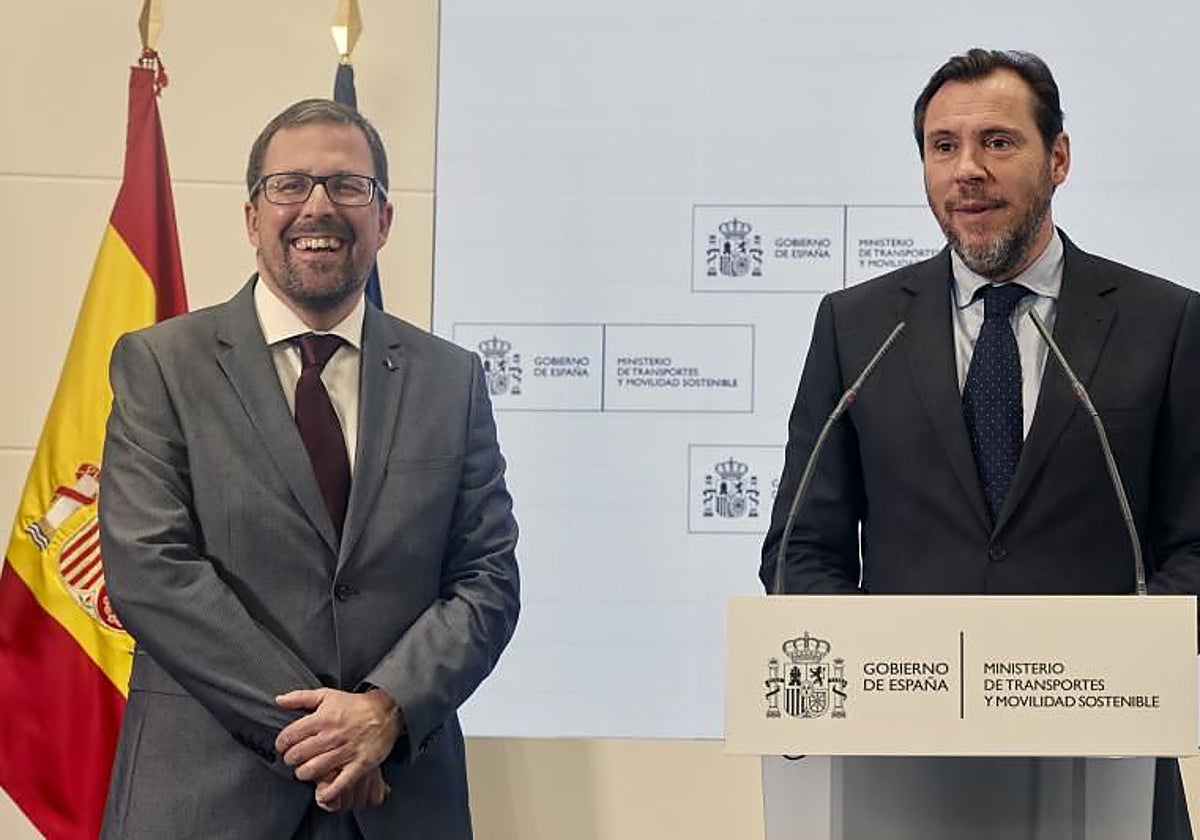 El ministro de Transportes y Movilidad Sostenible, Oscar Puente (d), acompañado por el presidente de Renfe, Raúl Blanco Díaz