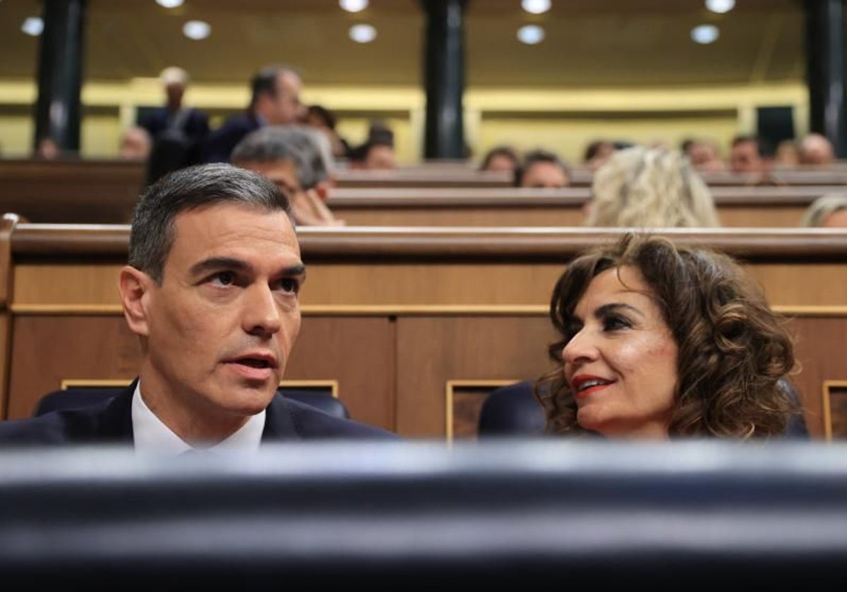 El presidente del Gobierno, Pedro Sánchez, y la vicepresidenta primera y ministra de Hacienda, María Jesús Montero