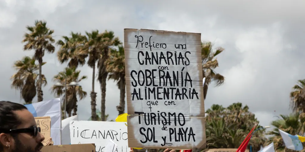 Los hoteleros culpan al aumento «desbocado» de los pisos turísticos y a los gobiernos de las protestas en Canarias