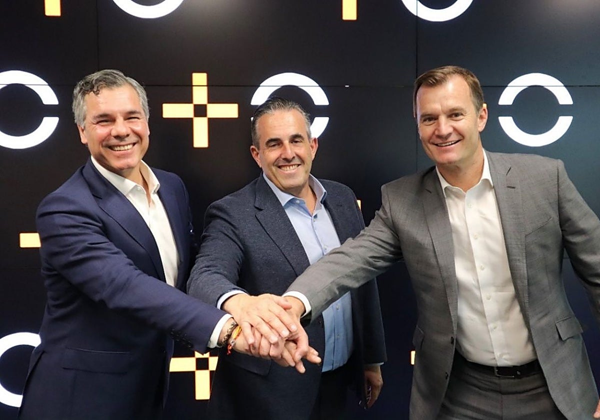 De izquierda a derecha: Germán López, COO; Víctor del Pozo, director general de Innovación, Alianzas y Nuevos Servicios; y Meinrad Spenger, CEO de MásOrange