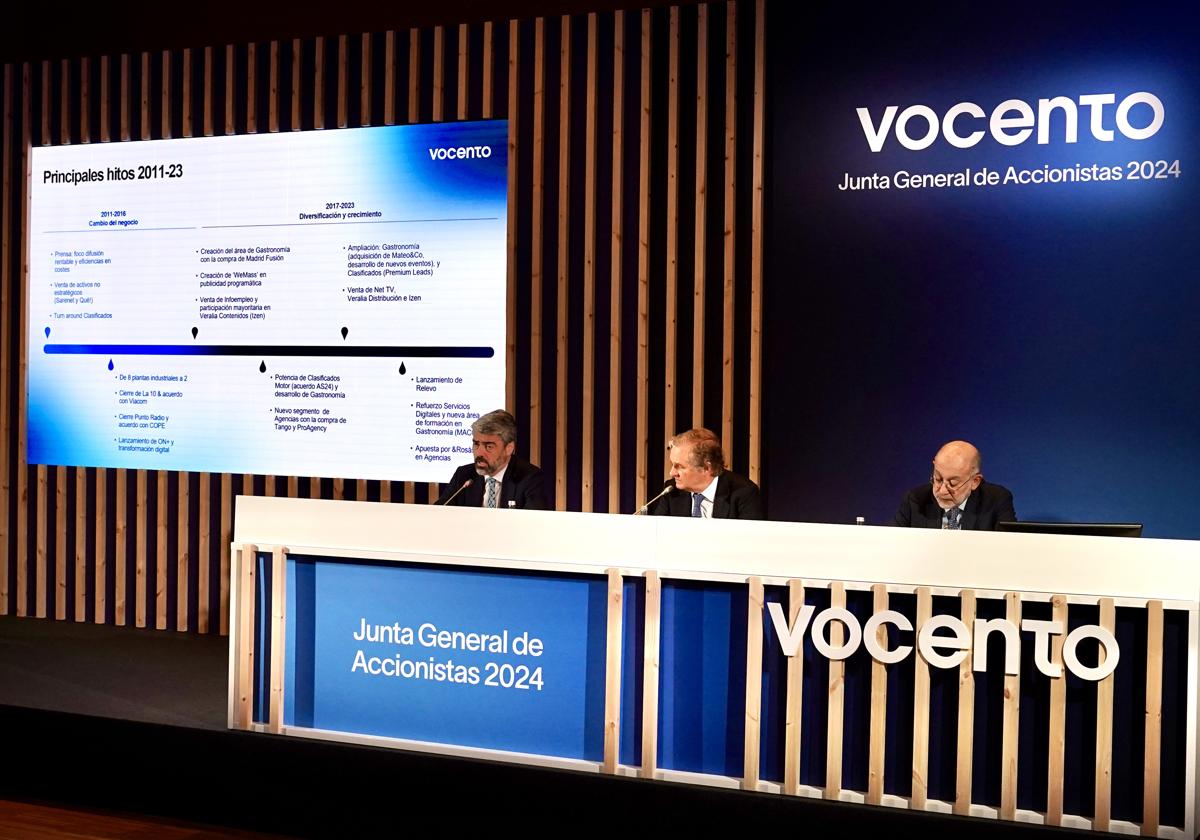 De izquierda a derecha, el consejero delegado saliente de Vocento, Luis Enríquez; el presidente del grupo, Ignacio Ybarra; y el secretario del consejo, Carlos Pazos