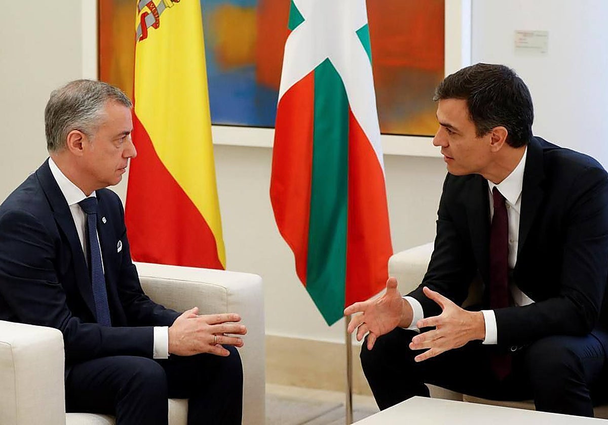 El presidente del Gobierno, Pedro Sánchez, junto al ex lehendakari vasco, Enrique Urkullu