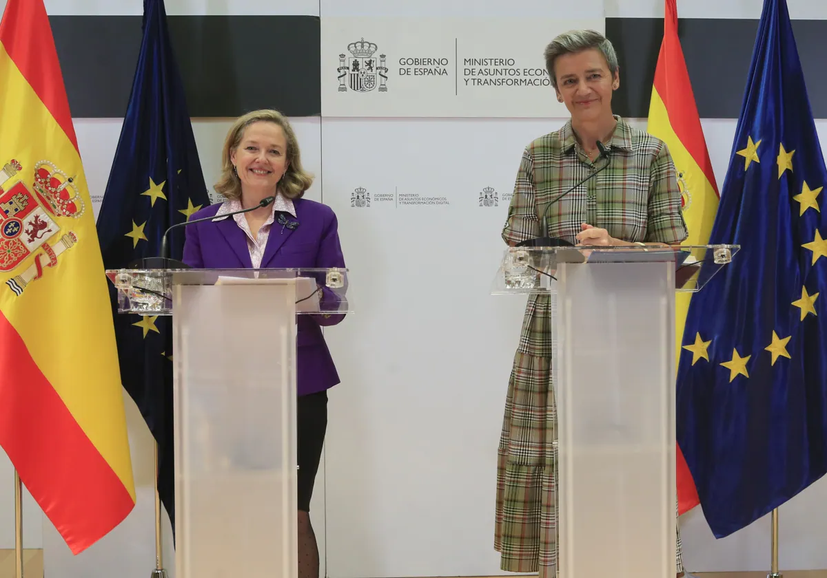 La exvicepresidenta Nadia Calviño, ahora presidenta del BEI (i), junto a la comisaria de Competencia, Margrethe Vestager (d)